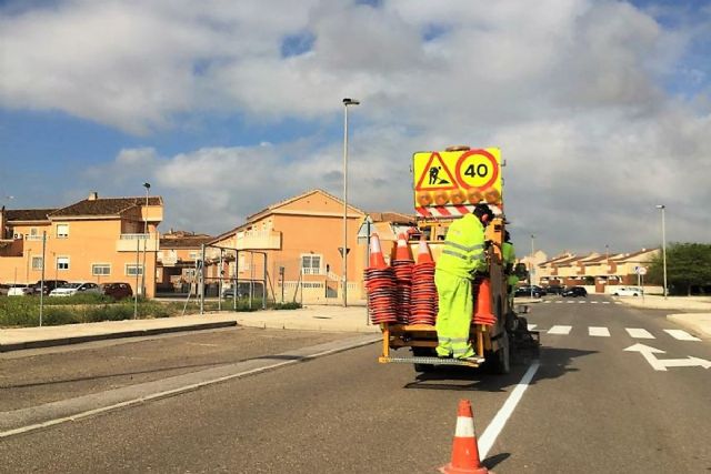 El Ayuntamiento mejora la señalización vial en una treintena de barrios y diputaciones - 1, Foto 1