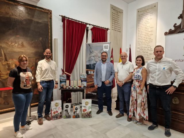 El Ayuntamiento de Lorca y ALINATUR PETFOOD renueva el convenio de colaboración para la proporción de pienso para el 'Protocolo municipal de control de colonias felinas' - 1, Foto 1