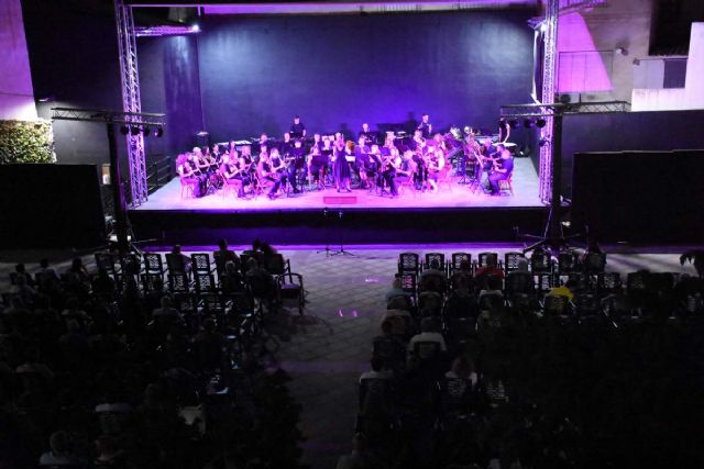La Banda de Música de Calasparra deleita a los asistentes al Cine Rosales con un extraordinario ‘Concierto de Éxitos del Pop’ - 1, Foto 1