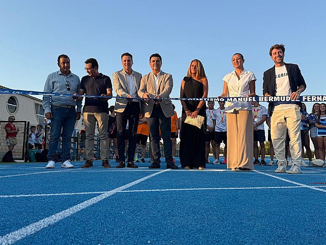 San Javier inaugura la renovada pista de atletismo que llevará el nombre de Manolo Bermúdez - 1, Foto 1