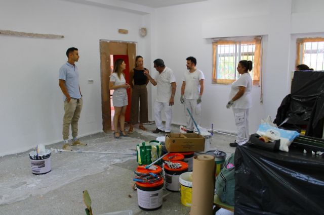 Alumnos del Programa Experiencial Omega de Empleo pintan las aulas del Colegio Juan González - 1, Foto 1