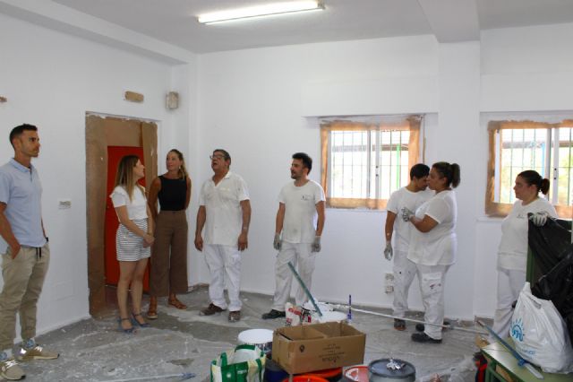 Alumnos del Programa Experiencial Omega de Empleo pintan las aulas del Colegio Juan González - 4, Foto 4