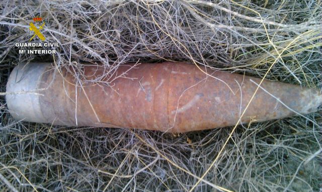 La Guardia Civil desactiva un antiguo proyectil de artillería en Lorca - 1, Foto 1