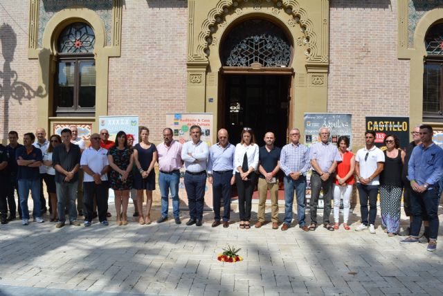 Más de un centenar de personas muestran su condena ante el terrorismo - 1, Foto 1