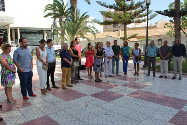 San Pedro del Pinatar muestra su solidaridad con las vítimas de los atentados de Barcelona y Cambrils - 1, Foto 1