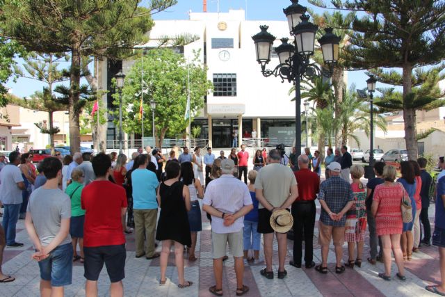 San Pedro del Pinatar muestra su solidaridad con las vítimas de los atentados de Barcelona y Cambrils - 2, Foto 2