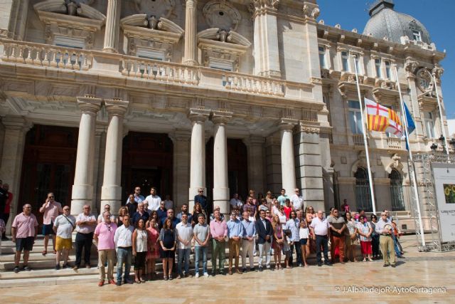 Silencio y banderas a media asta de Barcelona y Cambrils en el Ayuntamiento de Cartagena - 1, Foto 1