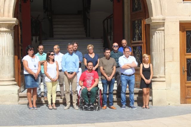 Cinco minutos de silencio y luto oficial en el ayuntamiento de Yecla - 1, Foto 1