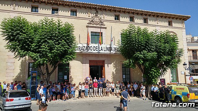 Totana unites against terrorism by keeping five minutes of silence as a sign of respect and support for the victims and injured in the attacks in Barcelona and Cambrils Also kept a minute of silence to condemn the death of a woman in Totana For an al, Foto 1