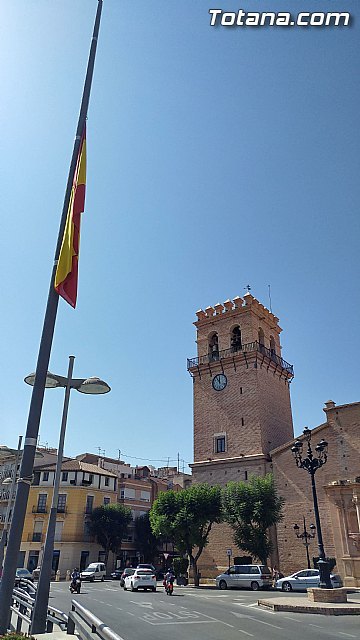 Totana se une contra el terrorismo guardando cinco minutos de silencio como muestra de respeto y apoyo a las víctimas mortales y heridos por los atentados en Barcelona y Cambrils - 2, Foto 2