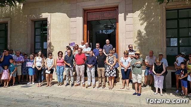 Totana unites against terrorism by keeping five minutes of silence as a sign of respect and support for the victims and injured in the attacks in Barcelona and Cambrils Also kept a minute of silence to condemn the death of a woman in Totana For an al, Foto 3