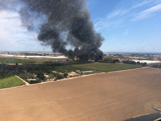 Incendio en una finca ubicada junto a la autopista AP-7, en San Javier - 1, Foto 1