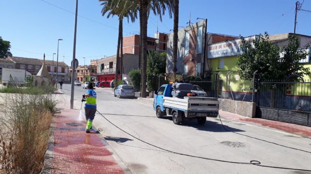 El Ayuntamiento lleva a cabo estrictas tareas de limpieza y desinfección en el entorno del local Magna Garden de Murcia - 1, Foto 1