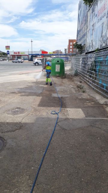 El Ayuntamiento lleva a cabo estrictas tareas de limpieza y desinfección en el entorno del local Magna Garden de Murcia - 2, Foto 2