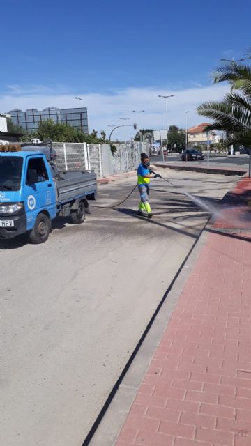 El Ayuntamiento lleva a cabo estrictas tareas de limpieza y desinfección en el entorno del local Magna Garden de Murcia - 3, Foto 3