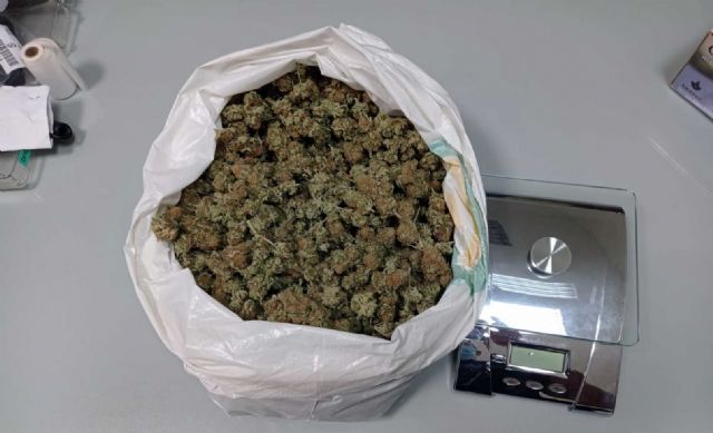La Policía de Caravaca detiene en la vía pública a dos personas con más de 500 gramos de marihuana - 1, Foto 1