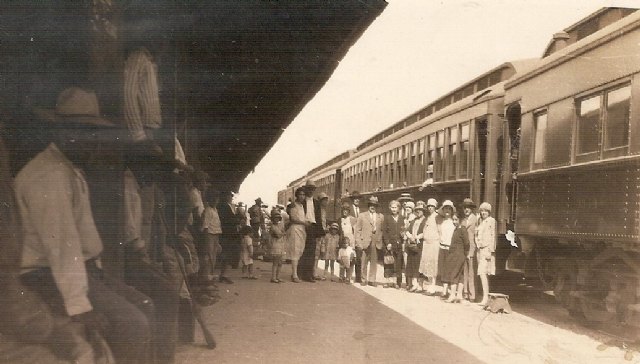 El 23 de abril de 1885 se inauguraba el ferrocarril de Alcantarilla a Lorca, haciendo realidad las aspiraciones socioeconómicas y culturales de Totana y las localidades que conexiona. Estación de Totana. Década 1920., Foto 1