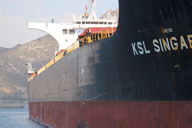 El granelero más grande de cuantos se han visto en el puerto atraca en la dársena de Escombreras con 120.000 toneladas de carbón - 1, Foto 1
