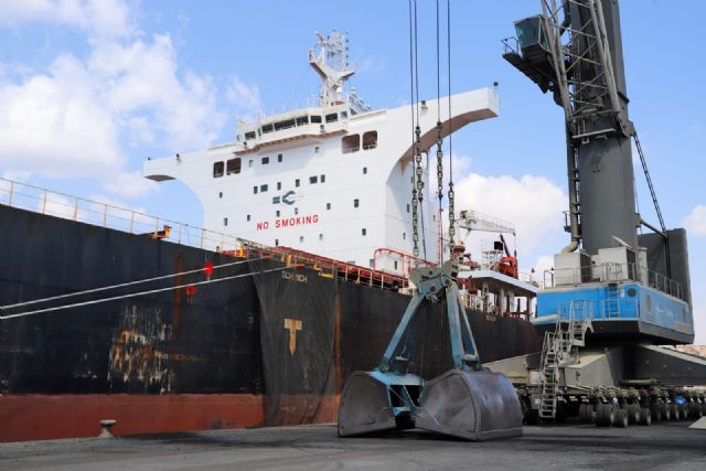 El granelero más grande de cuantos se han visto en el puerto atraca en la dársena de Escombreras con 120.000 toneladas de carbón - 2, Foto 2