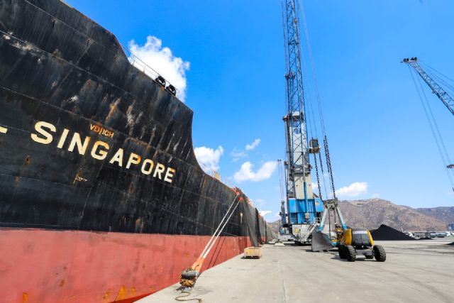 El granelero más grande de cuantos se han visto en el puerto atraca en la dársena de Escombreras con 120.000 toneladas de carbón - 3, Foto 3