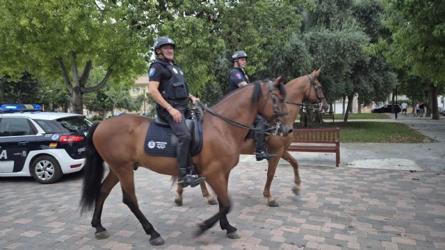 El Ayuntamiento de Murcia blinda los parques y jardines de pedanías con patrullas policiales a pie, en coche y a caballo - 1, Foto 1