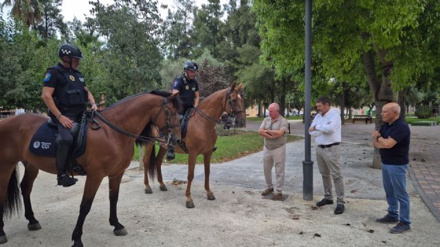 El Ayuntamiento de Murcia blinda los parques y jardines de pedanías con patrullas policiales a pie, en coche y a caballo - 3, Foto 3