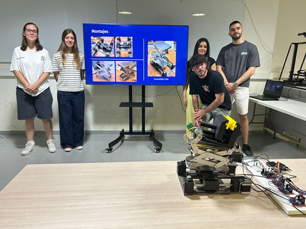 Estudiantes de Diseño Industrial crean máquinas para reutilizar plásticos en impresoras 3D y plataformas multifuncionales - 2, Foto 2