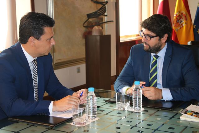 El presidente Fernando López Miras se reúne con el alcalde de San Javier - 2, Foto 2