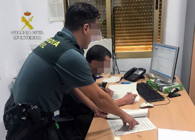 La Guardia Civil detiene a un vecino de Mula dedicado a estafar a través de Internet - 2, Foto 2