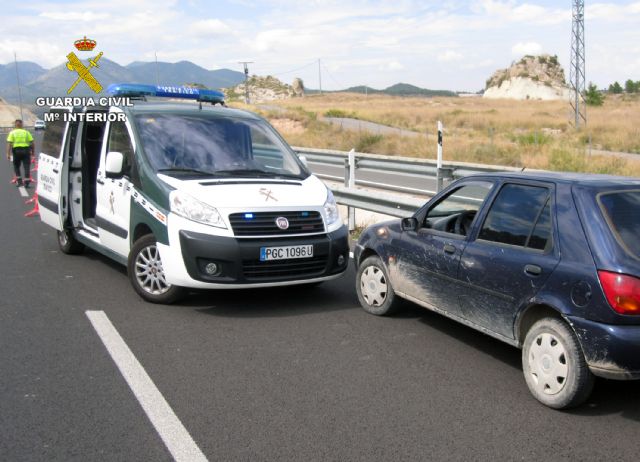 La Guardia Civil detiene al conductor de un turismo por circular en sentido contrario en la autova, Foto 1