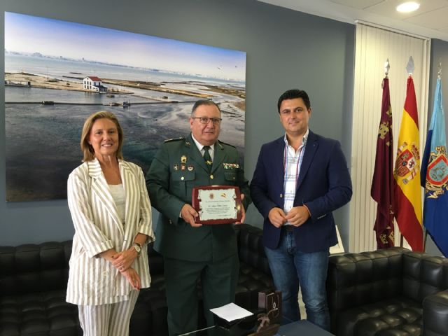 El Alcalde despide al Brigada de la Guardia Civil, Antonio Millán, que deja el Puesto de Santiago de la Ribera tras 23 años de servicio - 1, Foto 1