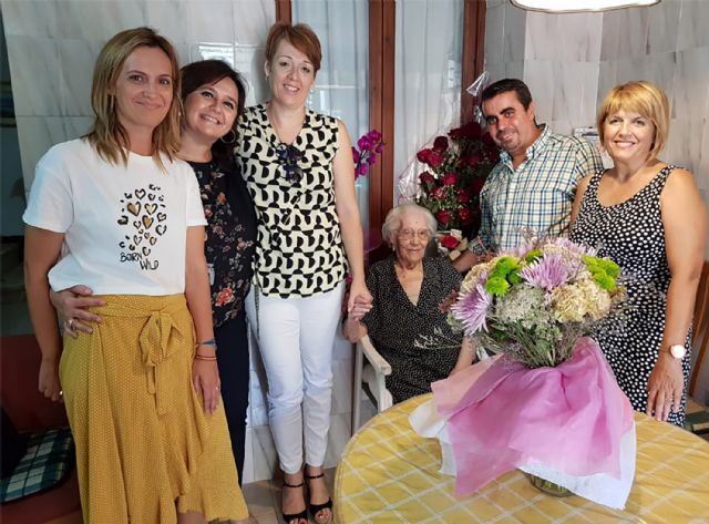 El Ayuntamiento torreño homenajea a su vecina Pura Muñoz por sus 100 años - 2, Foto 2