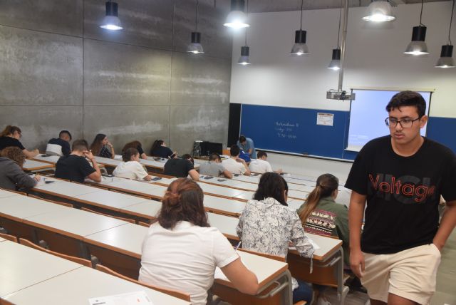 Se reanuda la EBAU con división de opiniones sobre el parón entre los preuniversitarios que se examinan en la UPCT - 1, Foto 1