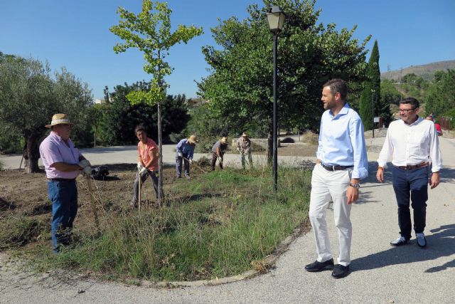 El Ayuntamiento de Caravaca pone en marcha trabajos de desbroce y regeneración en zonas verdes, caminos rurales, barrancos y márgenes de carreteras - 2, Foto 2