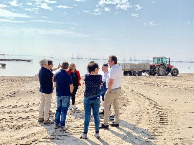 La directora general del Mar Menor, Miriam Pérez comprueba las labores de limpieza del Mar Menor en Santiago de la Ribera - 1, Foto 1