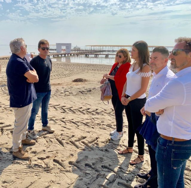 La directora general del Mar Menor, Miriam Pérez comprueba las labores de limpieza del Mar Menor en Santiago de la Ribera - 2, Foto 2