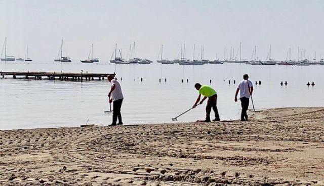 La directora general del Mar Menor, Miriam Pérez comprueba las labores de limpieza del Mar Menor en Santiago de la Ribera - 3, Foto 3
