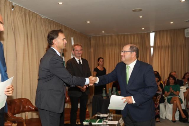 Premiado a nivel nacional el catedrático de Economía Carmelo Reverte, Foto 1