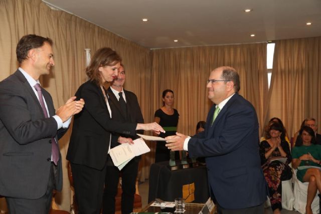 Premiado a nivel nacional el catedrático de Economía Carmelo Reverte - 2, Foto 2