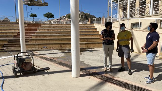 El Ayuntamiento lleva a cabo labores de acondicionamiento en el patio del Centro Cívico, que albergará los conciertos de las Fiestas Patronales - 1, Foto 1
