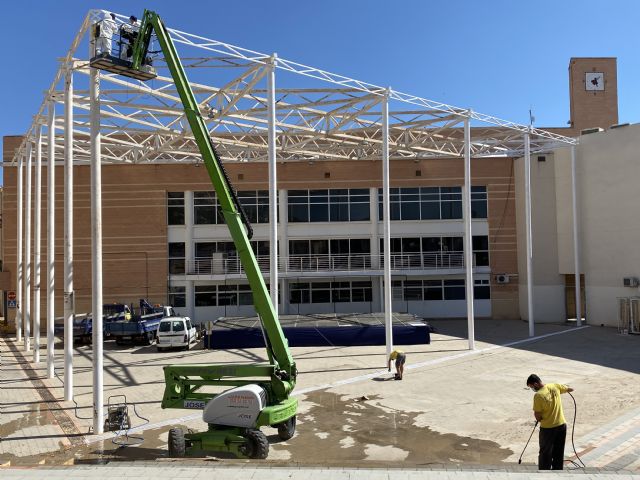 El Ayuntamiento lleva a cabo labores de acondicionamiento en el patio del Centro Cívico, que albergará los conciertos de las Fiestas Patronales - 2, Foto 2
