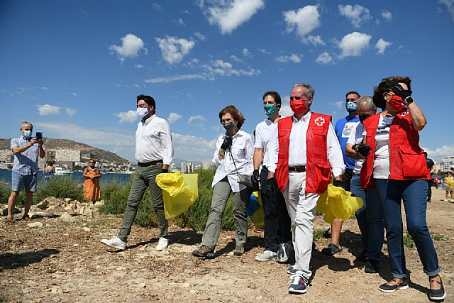 S.M. la Reina Doña Sofía, participa en la campaña del Proyecto LIBERA “1m2 por las playas y los mares” - 1, Foto 1