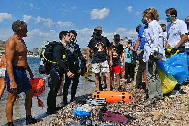 S.M. la Reina Doña Sofía, participa en la campaña del Proyecto LIBERA “1m2 por las playas y los mares” - 2, Foto 2