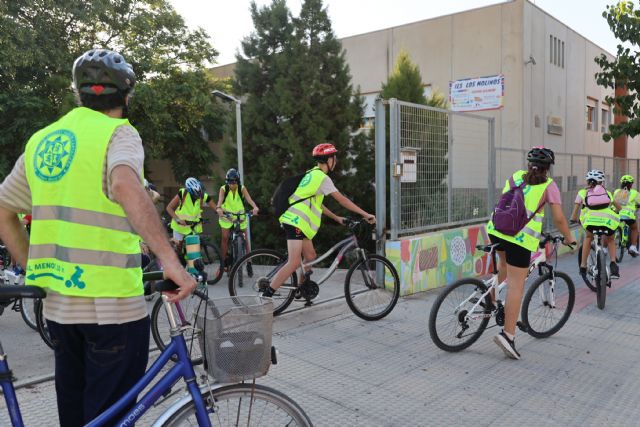 Exhibición del campeón del mundo de trial y talleres de mecánica de bicis y conducción segura de patinetes en la Politécnica - 1, Foto 1