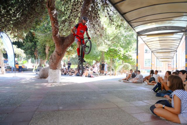 Exhibición del campeón del mundo de trial y talleres de mecánica de bicis y conducción segura de patinetes en la Politécnica - 2, Foto 2