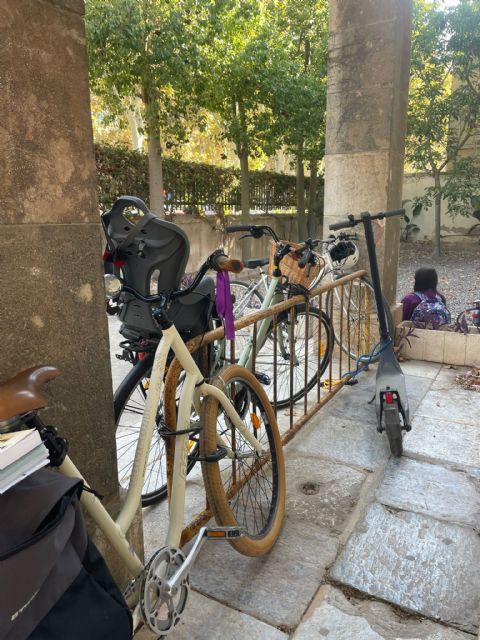 Colectivos de movilidad sostenible celebran la Semana Europea con la actividad Al cole sin humos junto al IES Jiménez de la Espada - 1, Foto 1