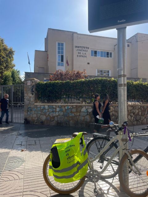 Colectivos de movilidad sostenible celebran la Semana Europea con la actividad Al cole sin humos junto al IES Jiménez de la Espada - 3, Foto 3