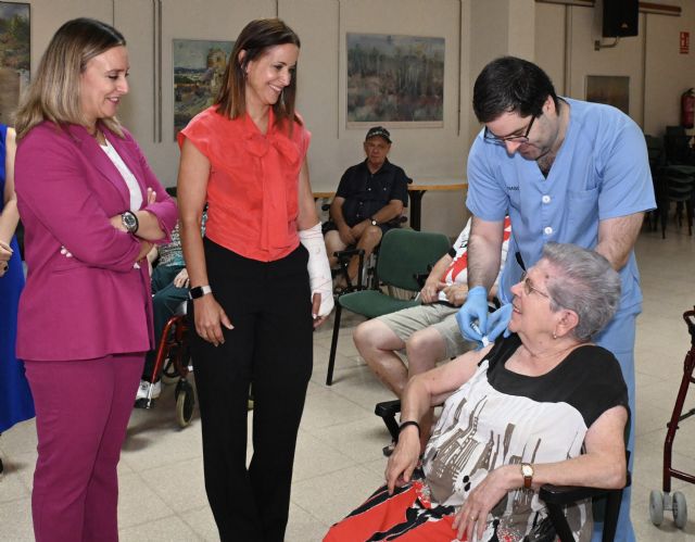 La Comunidad inicia la vacunación frente a la gripe y Covid-19 en usuarios de residencias para mayores y personas con discapacidad - 2, Foto 2