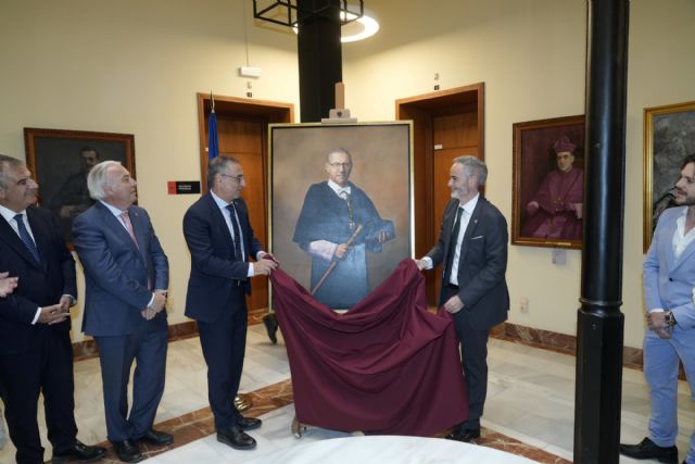 El retrato de Jos� Luj�n ya cuelga en la Galer�a de Rectores de la Universidad de Murcia