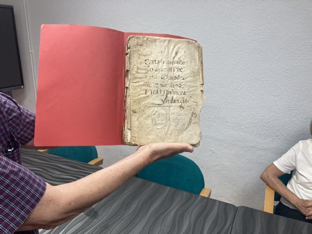 El Centro Social de Personas Mayores Murcia I acoge la donaci�n de un incunable del siglo XVII sobre Letur